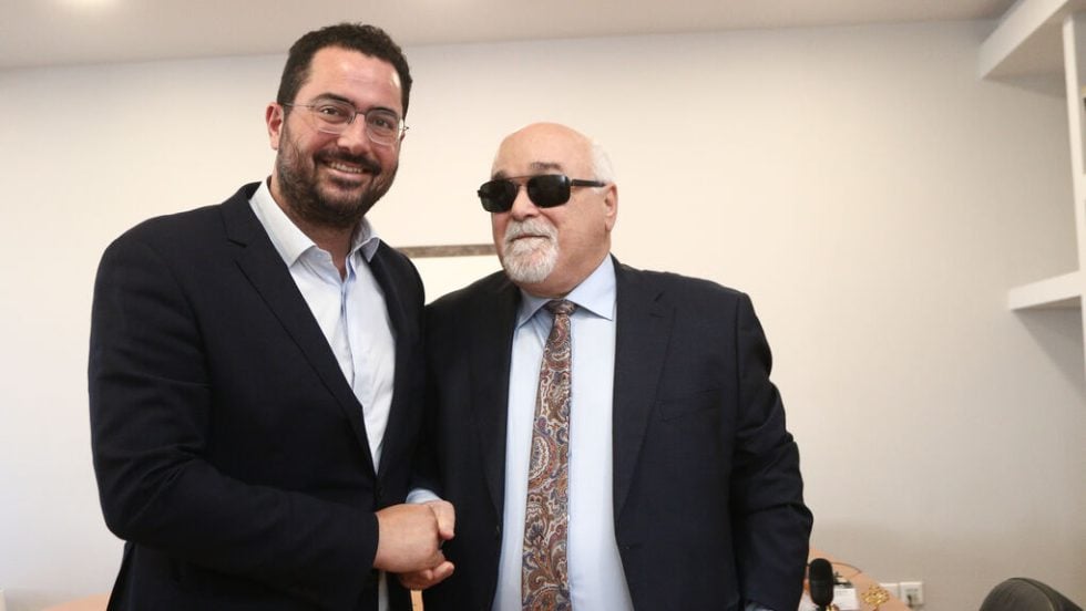 Δημοκρατική πανστρατιά με αμφίπλευρα ανοίγματα